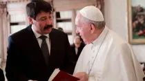 El Papa Francisco y el presidente de Hungría. Foto: EWTN - ACI Prensa / Evandro Inetti / Vatican Pool