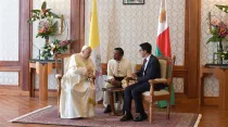 El Papa conversa con el presidente de Madagascar. Foto: Vatican Media