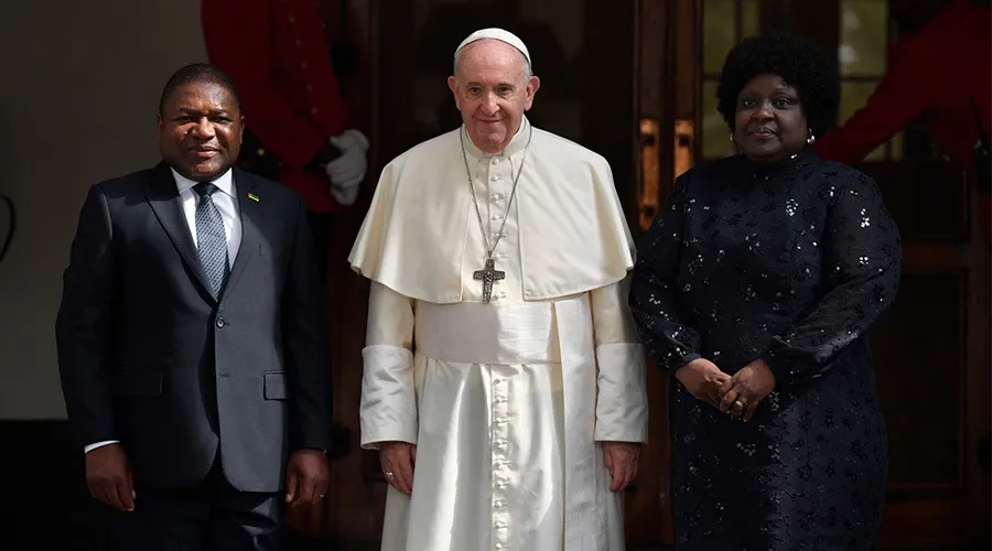El Papa Francisco junto con la familia presidencial de Mozambique. Foto: Vatican Media