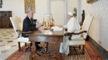 El Papa Francisco conversa con el presidente de Suiza. Foto: Vatican Media