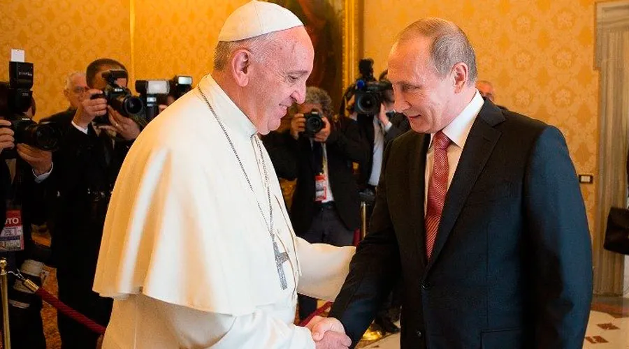 El Papa Francisco y Vladimir Putin. Crédito: Vatican Media