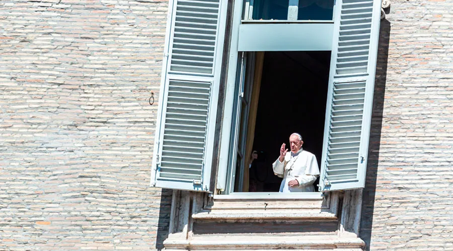 El Papa bendice a la ciudad de Roma desde el Palacio Apostólico. Foto: Daniel Ibáñez / ACI Prensa?w=200&h=150