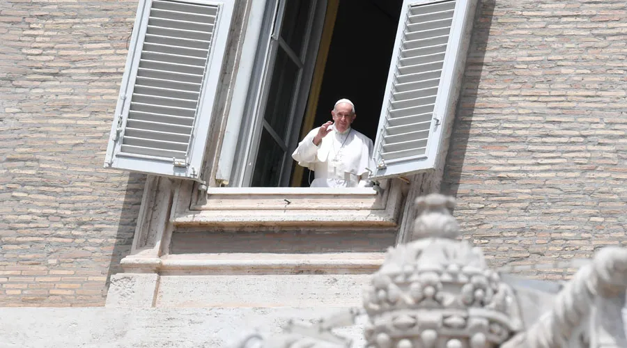 El Papa Francisco se asoma a la Plaza de San Pedro tras rezar el Regina Coeli. Foto: Vatican Media