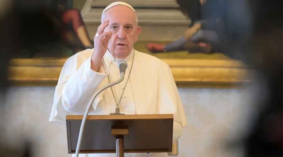 El Papa invita a dejar de pensar en uno mismo y recordar que Dios "camina a mi lado"