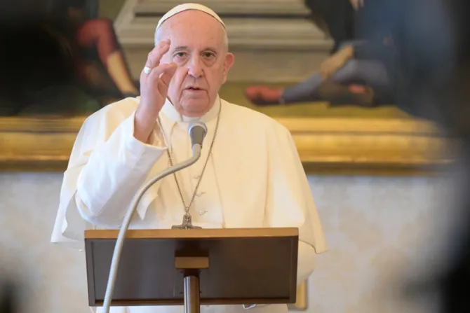 El Papa invita a dejar de pensar en uno mismo y recordar que Dios "camina a mi lado"