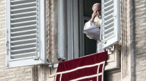 El Papa bendice a los fieles en la Plaza de San Pedro. Foto: Daniel Ibu00e1u00f1ez / ACI Prensa