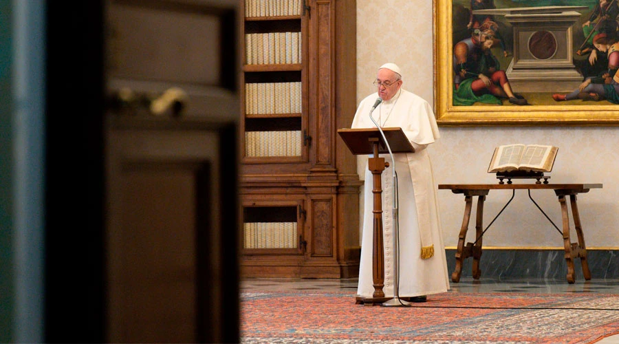 El Papa preside el rezo del Ángelus desde el Palacio Apostólico. Foto: Vatican Media?w=200&h=150