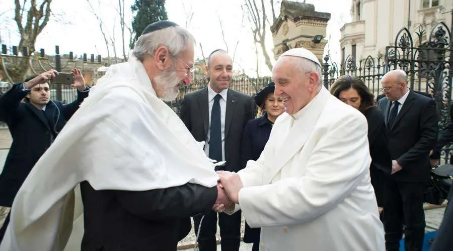 Papa Francisco saluda al gran rabino de Roma, Riccardo Di Segni. Foto: Vatican Media