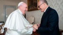 El Papa Francisco saluda al nuevo alcalde de Roma en el Vaticano. Foto: Vatican Media