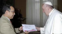 El Papa Francisco recibe el informe Vida, Familia y Libertades 2019 de manos de Rodrigo Iván Cortés. Crédito: Cortesía Rodrigo Iván Cortés.