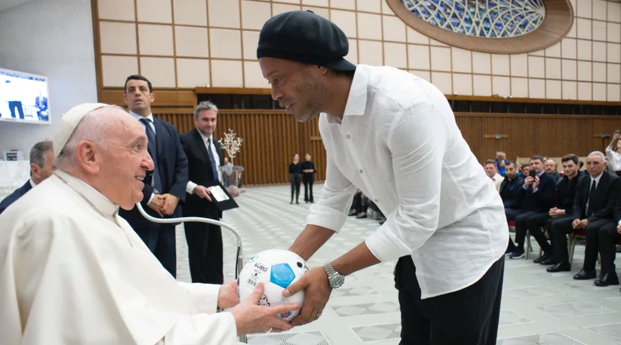El Papa Francisco recibe a Ronaldinho Gaúcho en el Vaticano. Crédito: Vatican Media.?w=200&h=150