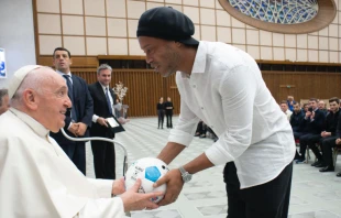 El Papa Francisco recibe a Ronaldinho Gau00facho en el Vaticano. Cru00e9dito: Vatican Media. 