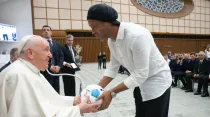 El Papa Francisco recibe a Ronaldinho Gaúcho en el Vaticano. Crédito: Vatican Media.