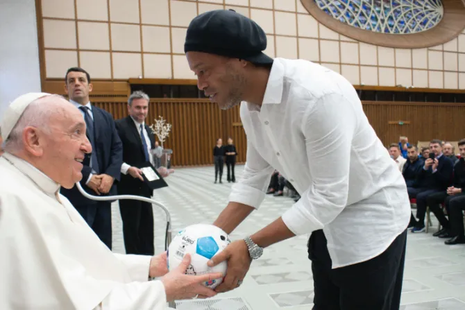 El Papa Francisco se encuentra con Ronaldinho y recibe mural en honor a Maradona