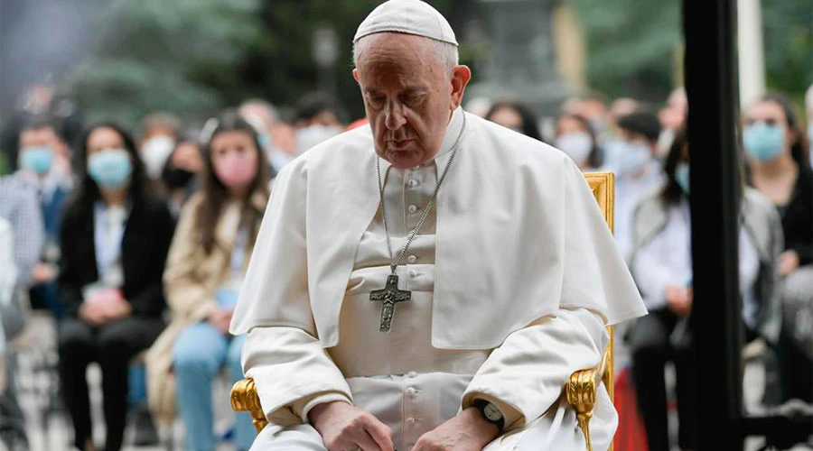 El Papa Francisco durante el rezo del Rosario. Foto: Vatican Media?w=200&h=150