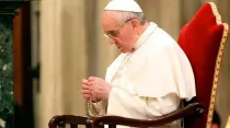 Imagen referencial / El Papa Francisco reza el Rosario. Crédito: Vatican Media.