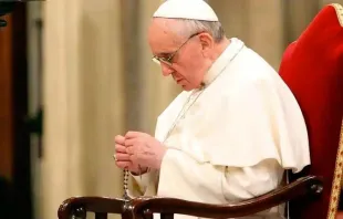 Imagen referencial / El Papa Francisco reza el Rosario. Crédito: Vatican Media. 