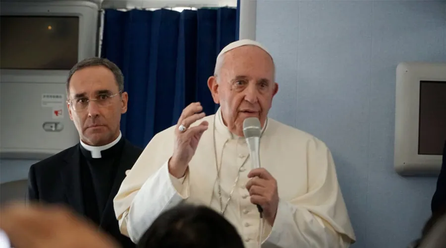 El Papa Francisco durante la rueda de prensa en el avión. Foto: ACI Prensa?w=200&h=150