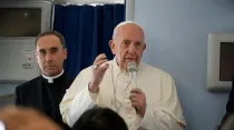 El Papa Francisco durante la rueda de prensa en el avión. Foto: ACI Prensa