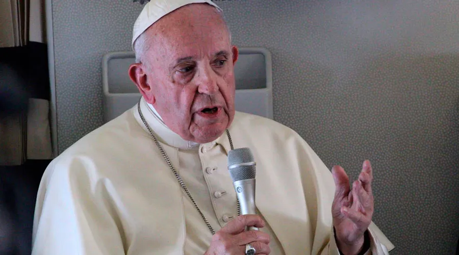 El Papa Francisco durante la rueda de prensa en el vuelo de regreso a Roma. Crédito: Edward Pentin (ACI)