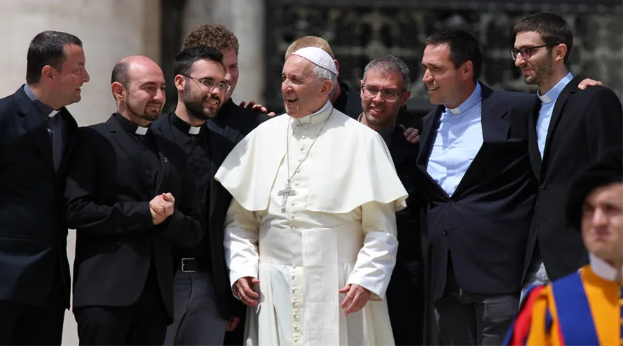 El Papa Francisco con sacerdotes/Imagen referencial. Crédito: Daniel Ibáñez/ACI Prensa