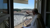 El Papa Francisco saluda a los fieles desde el Palacio Apostu00f3lico. Foto: Vatican Media