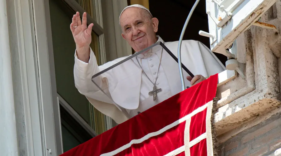 El Papa Francisco saluda a los fieles desde el Palacio Apostólico. Foto: Vatican Media?w=200&h=150