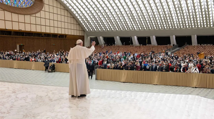El Papa Francisco saluda a los fieles durante la Audiencia. Foto: Vatican Media?w=200&h=150