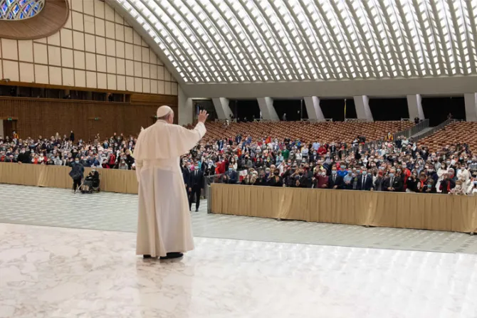 El Papa agradece el testimonio de una madre que amamanta a su hijo en la Audiencia General
