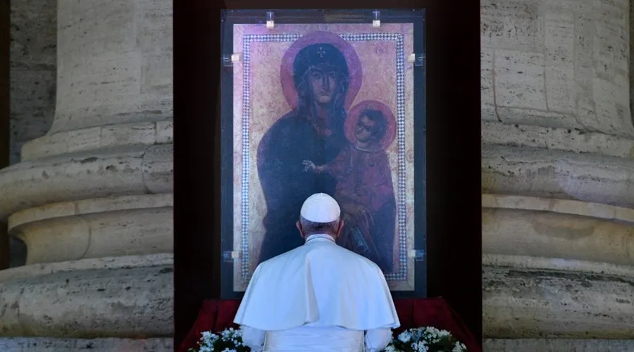 El Papa Francisco reza ante el ícono de la Salus Populi Romani. Foto: Vatican Media