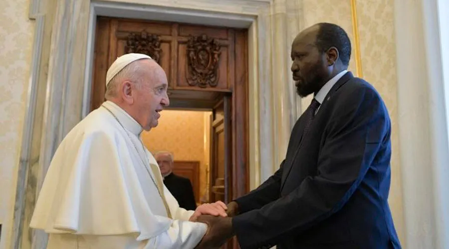El Papa Francisco con el Presidente de Sudán del Sur en el Vaticano. Foto: Vatican Media