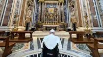 Papa Francisco reza esta mañana en la Basílica de Santa María la Mayor. Crédito: Vatican Media.