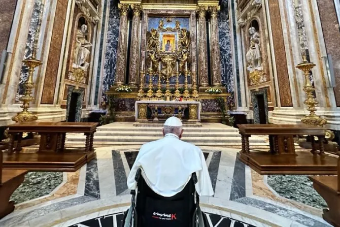 El Papa Francisco encomienda a la Virgen María su viaje a Hungría
