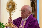 El Papa reza ante el Santísimo para pedir fuerzas frente a la epidemia de coronavirus