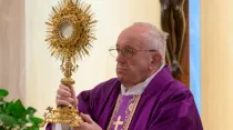El Papa durante la adoración eucarística. Foto: Vatican Media