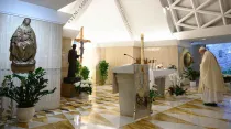 El Papa Francisco celebra la Misa este 2 de mayo en la capilla de la Casa Santa Marta. Crédito: Vatican Media.