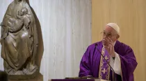 El Papa durante la Misa celebrada en Casa Santa Marta. Foto: Vatican Media