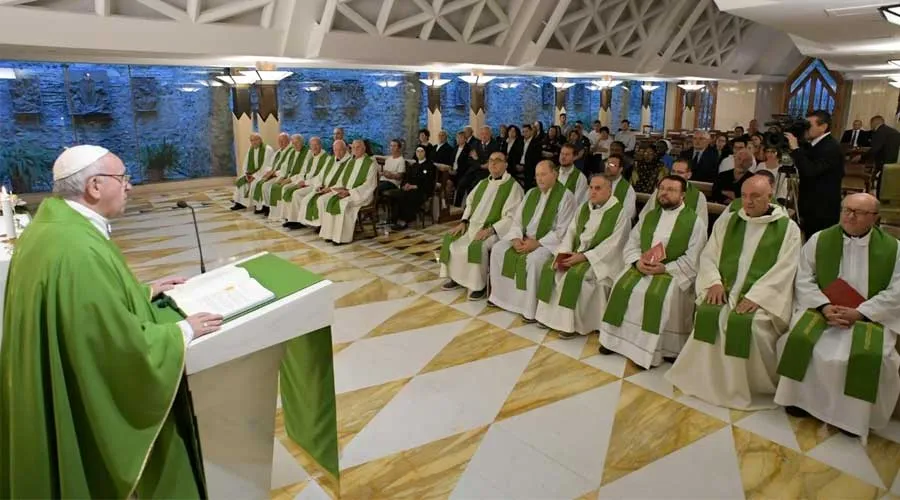 Papa Francisco esta mañana en la Misa en la Capilla de la Casa Santa Marta. Foto: Vatican Media / ACI Prensa.