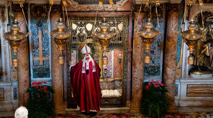 El Papa reza ante la tumba de San Pedro en el Vaticano. Foto: Vatican Media