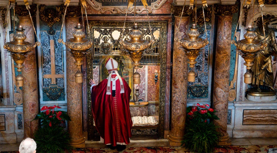 El Papa reza ante la tumba de San Pedro en el Vaticano. Foto: Vatican Media?w=200&h=150