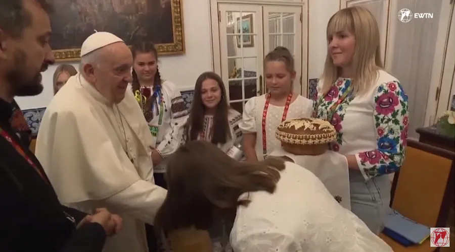 El Papa Francisco y los jóvenes de Ucrania. Crédito: EWTN?w=200&h=150