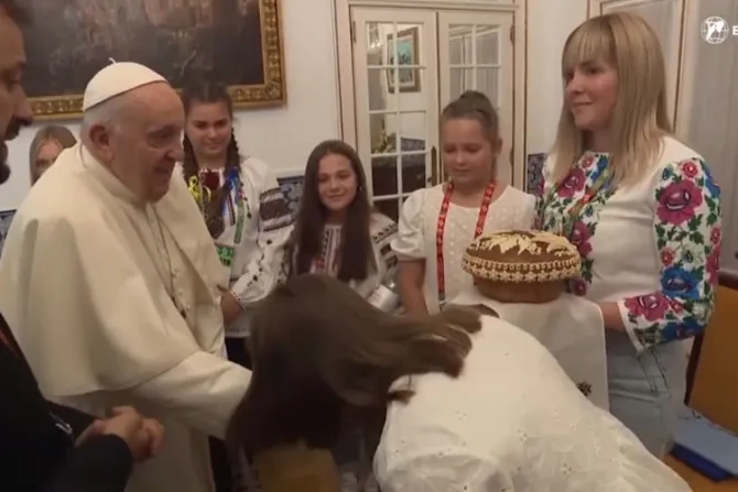 El Papa Francisco recibe a 15 jóvenes de Ucrania en Lisboa