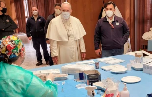 El Papa Francisco visita el centro de vacunaciu00f3n en el Aula Pablo VI. Foto: @salastampa 