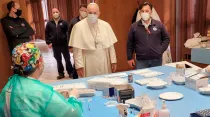 El Papa Francisco visita el centro de vacunación en el Aula Pablo VI. Foto: @salastampa