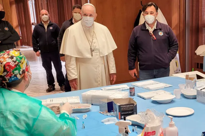 El Papa visita por sorpresa a personas sin hogar que se vacunan en el Vaticano 