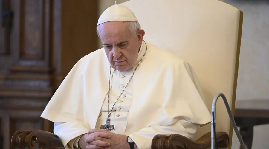 El Papa Francisco en oración. Foto: Vatican Media?w=200&h=150