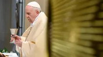 El Papa en Casa Santa Marta durante la celebración de la Misa. Foto: Vatican Media
