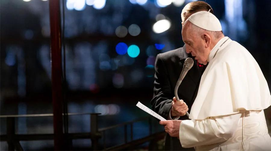 El Papa Francisco durante el Via Crucis del año 2019. Foto: Daniel Ibáñez / ACI Prensa