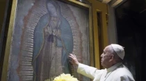 Papa Francisco toca la imagen original de la Virgen de Guadalupe durante su visita a Mu00e9xico en 2016. Foto: Vatican Media / ACI Prensa.