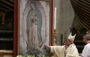 El Papa Francisco reza ante imagen de la Virgen de Guadalupe en la Basílica de San Pedro. Crédito: Daniel Ibáñez / ACI Prensa 